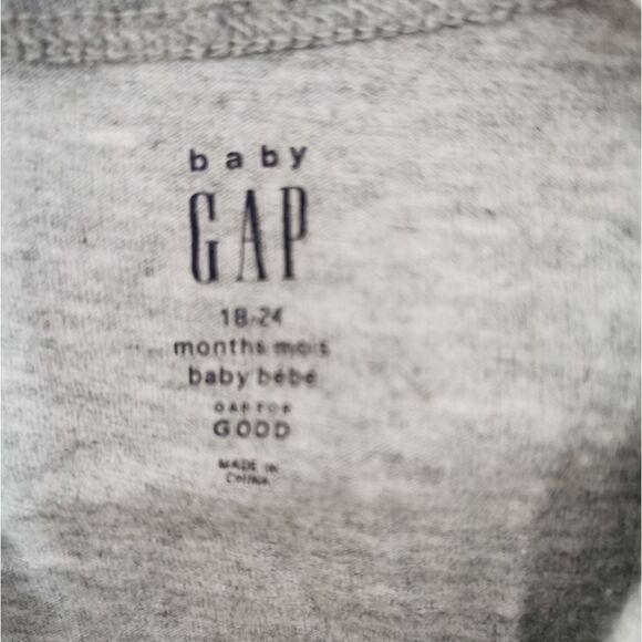 3/$15 Gap long sleeve onesie size 18-24 m - Picture 2 of 3